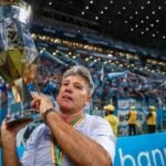 Renato, técnico do Grêmio, com a taça do Campeonato Gaúcho