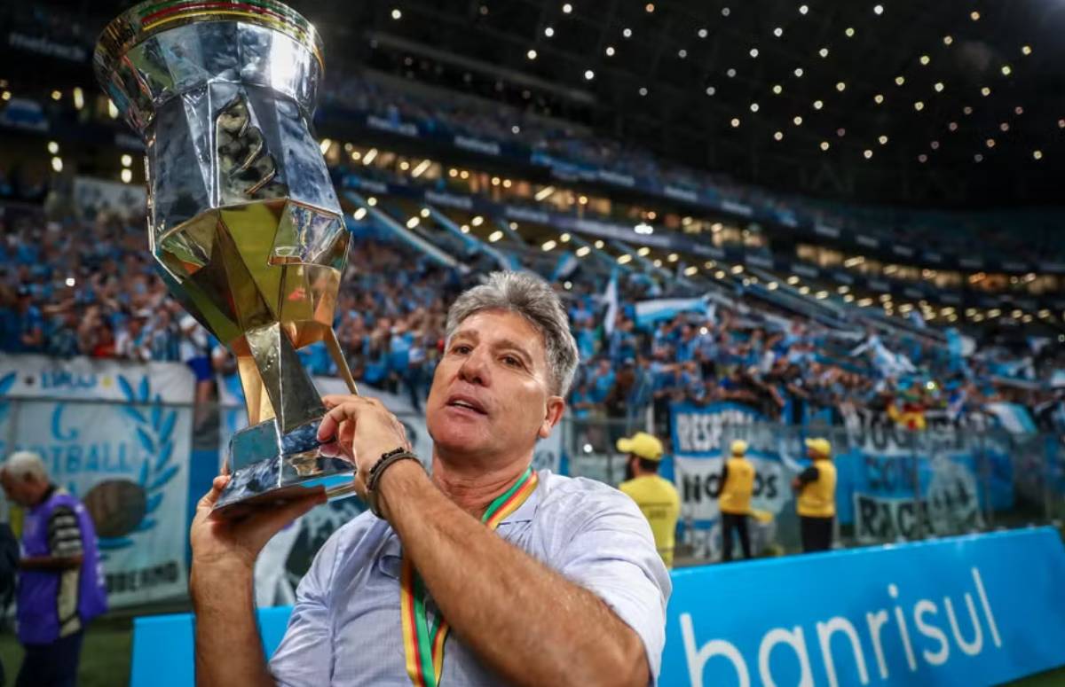 Renato, técnico do Grêmio, com a taça do Campeonato Gaúcho