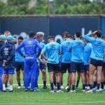 Renato em reunião com jogadores do Grêmio