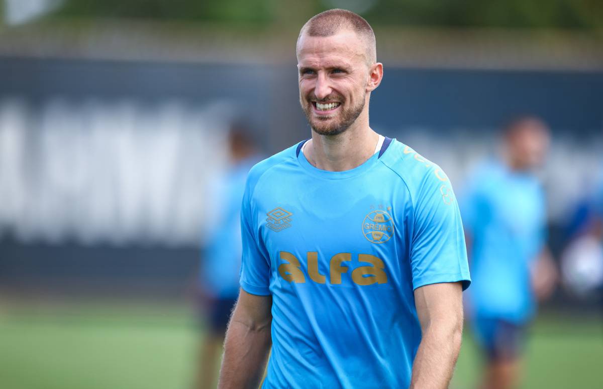 Rodrigo Ely veste novo uniforme do Grêmio