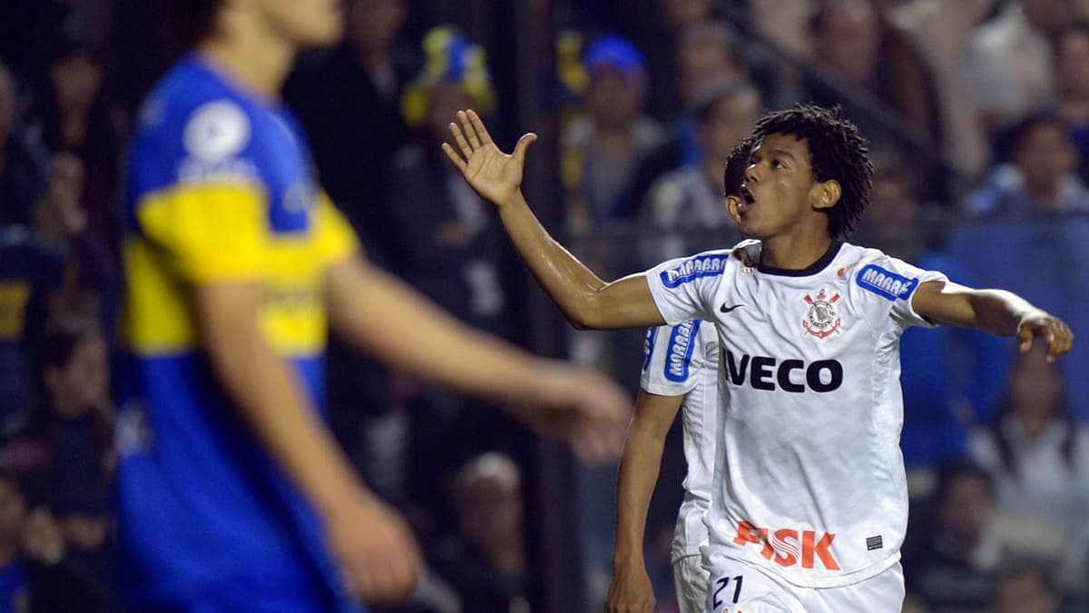 Romarinho comemora gol pelo Corinthians