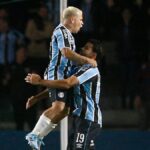 Soteldo e Diego Costa comemoram gol pelo Grêmio