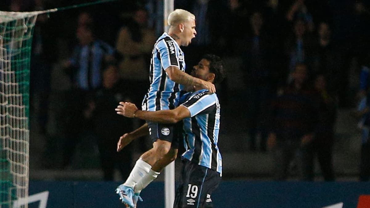 Soteldo e Diego Costa comemoram gol pelo Grêmio