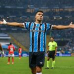 Suárez comemora gol do Grêmio no Gre-Nal