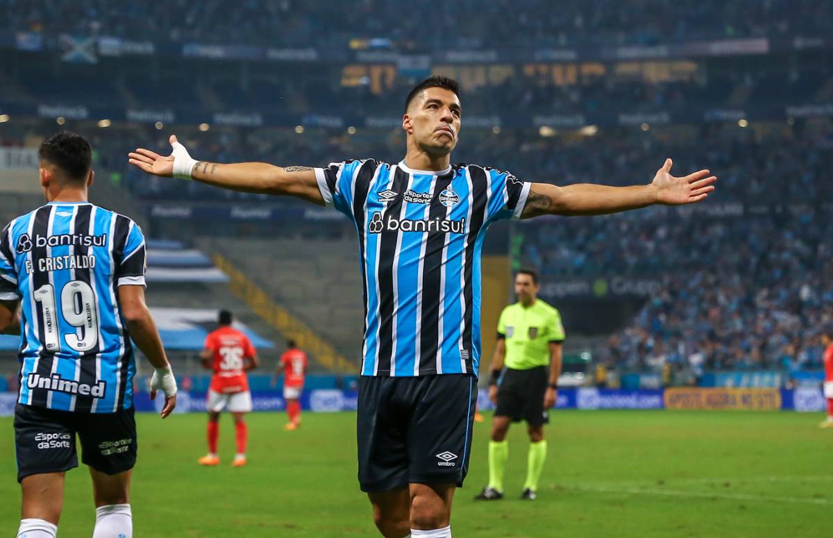 Suárez comemora gol do Grêmio no Gre-Nal