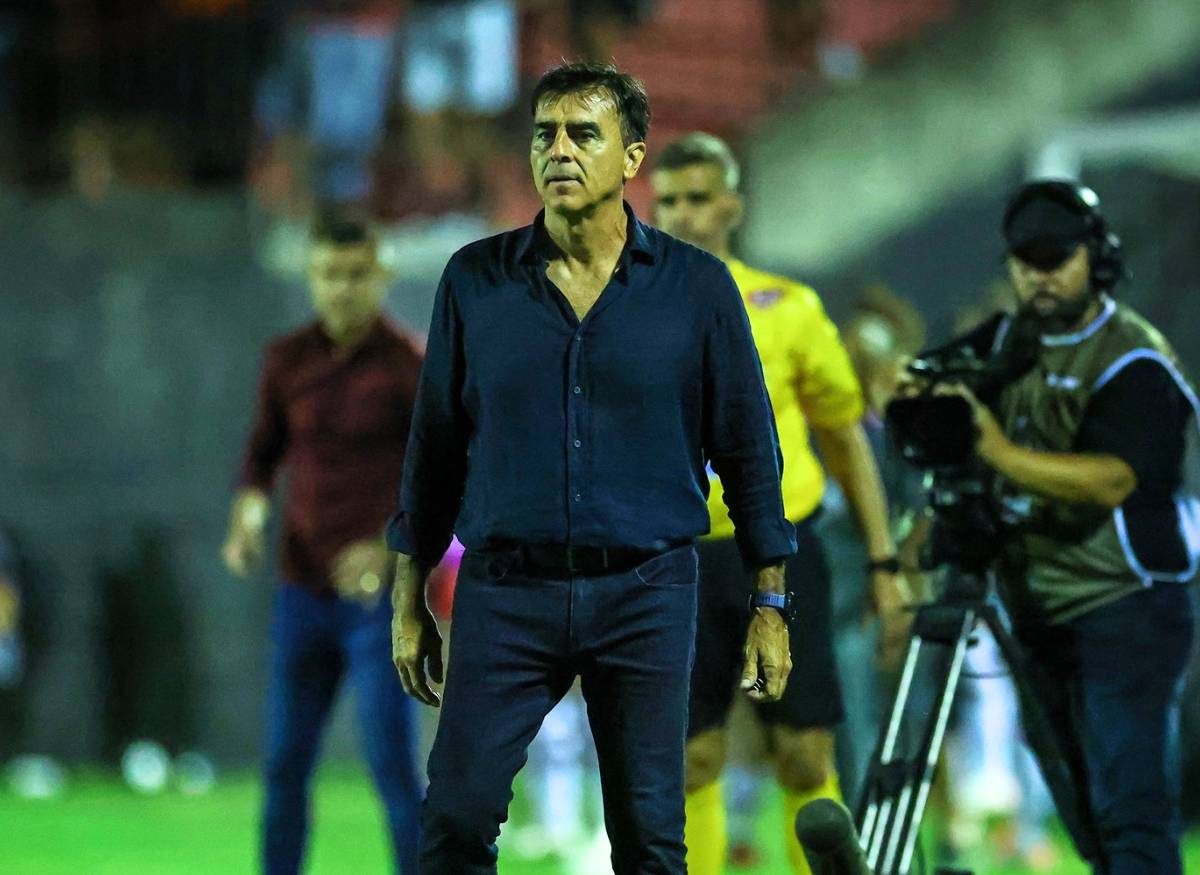 Técnico Gustavo Quinteros pelo Grêmio