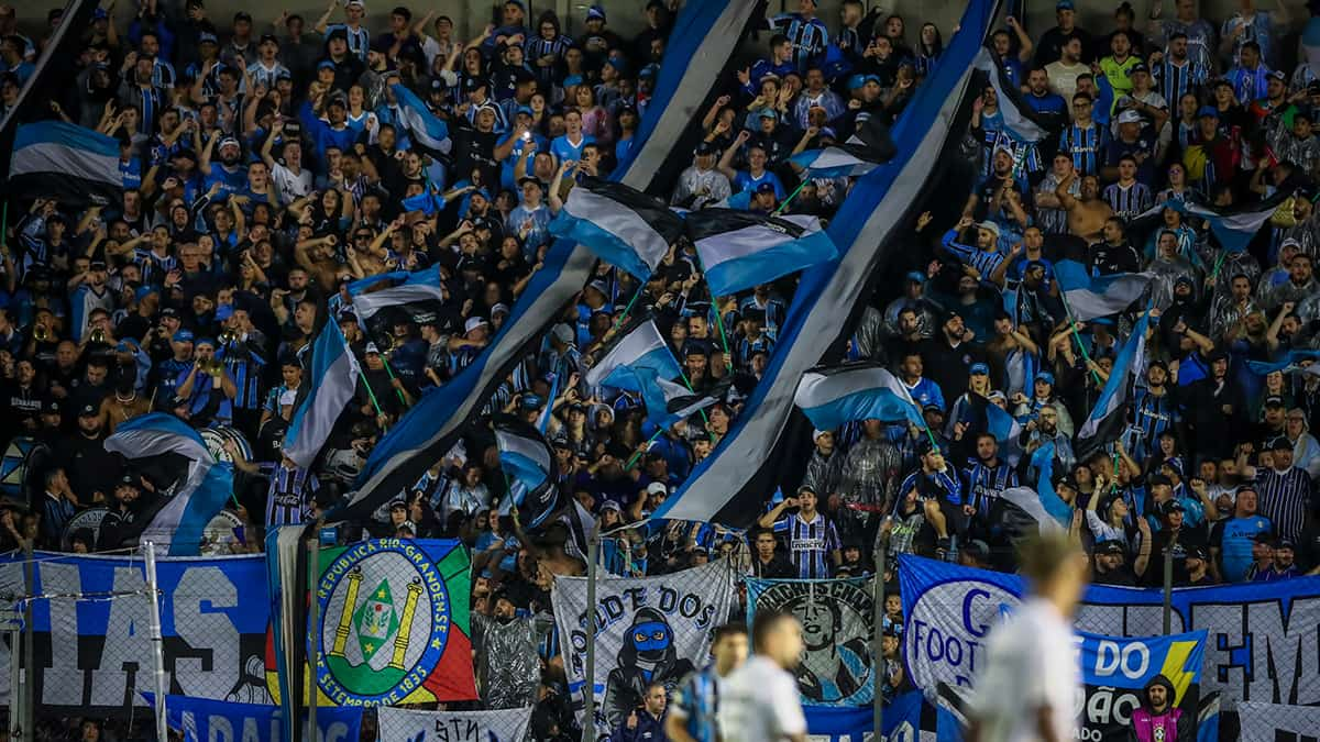 Torcida do Grêmio no estádio Centenário, em Caxias