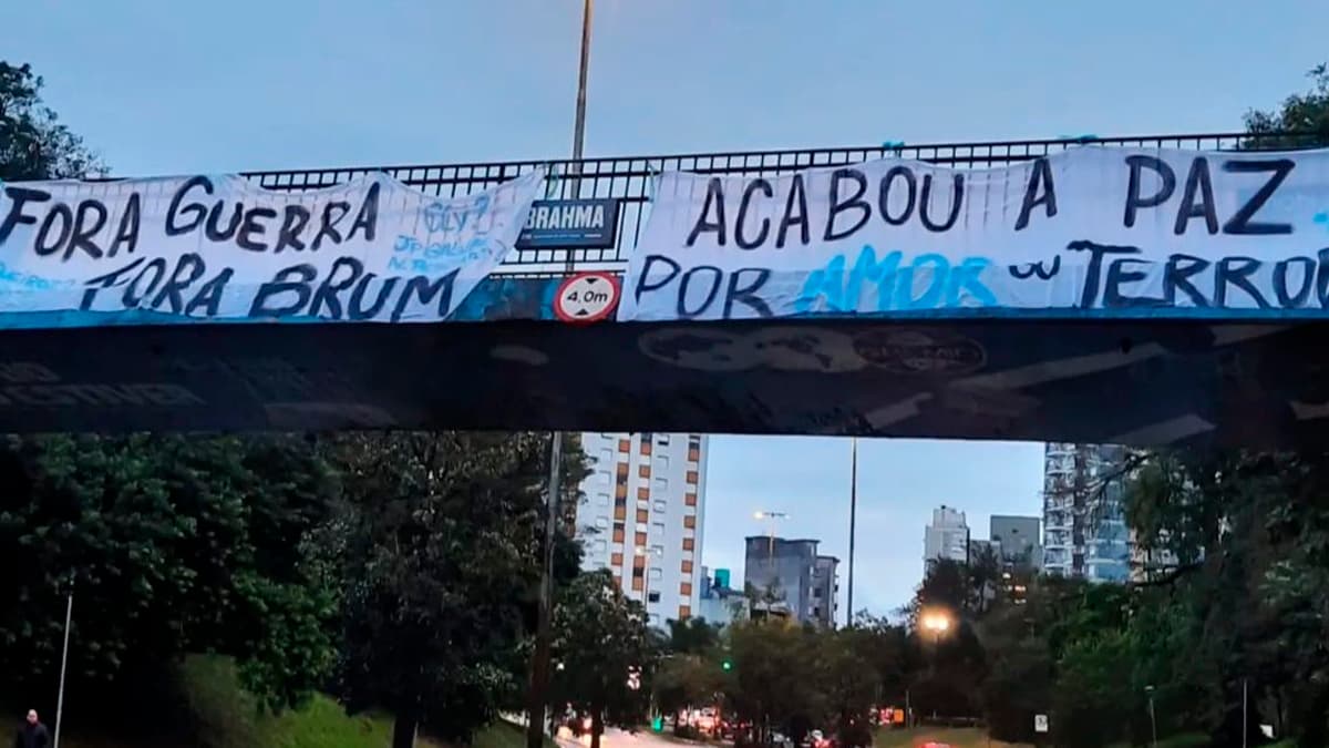 Torcida do Grêmio em protesto 26/06