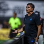 Técnico Gustavo Quinteros pelo Grêmio