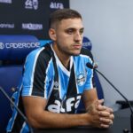 Camilo apresentado no Grêmio