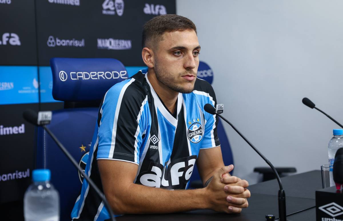 Camilo apresentado no Grêmio