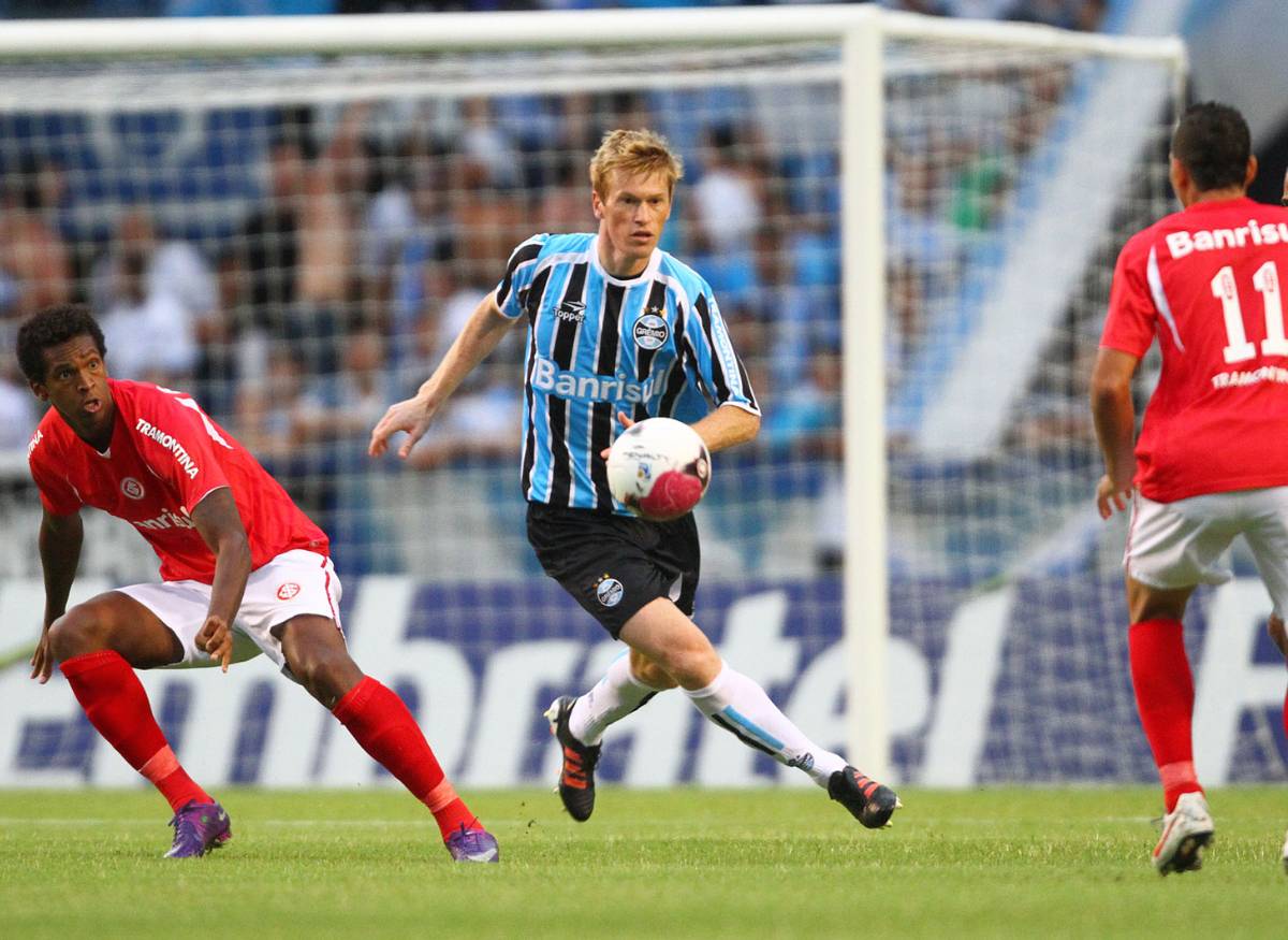 Zagueiro Douglas Grolli pelo Grêmio