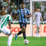 Zagueiro Jemerson em jogo do Grêmio contra o Juventude