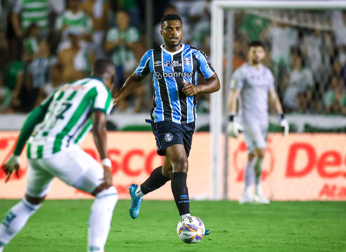 Zagueiro Jemerson em jogo do Grêmio contra o Juventude