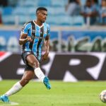 Zagueiro Jemerson pelo Grêmio