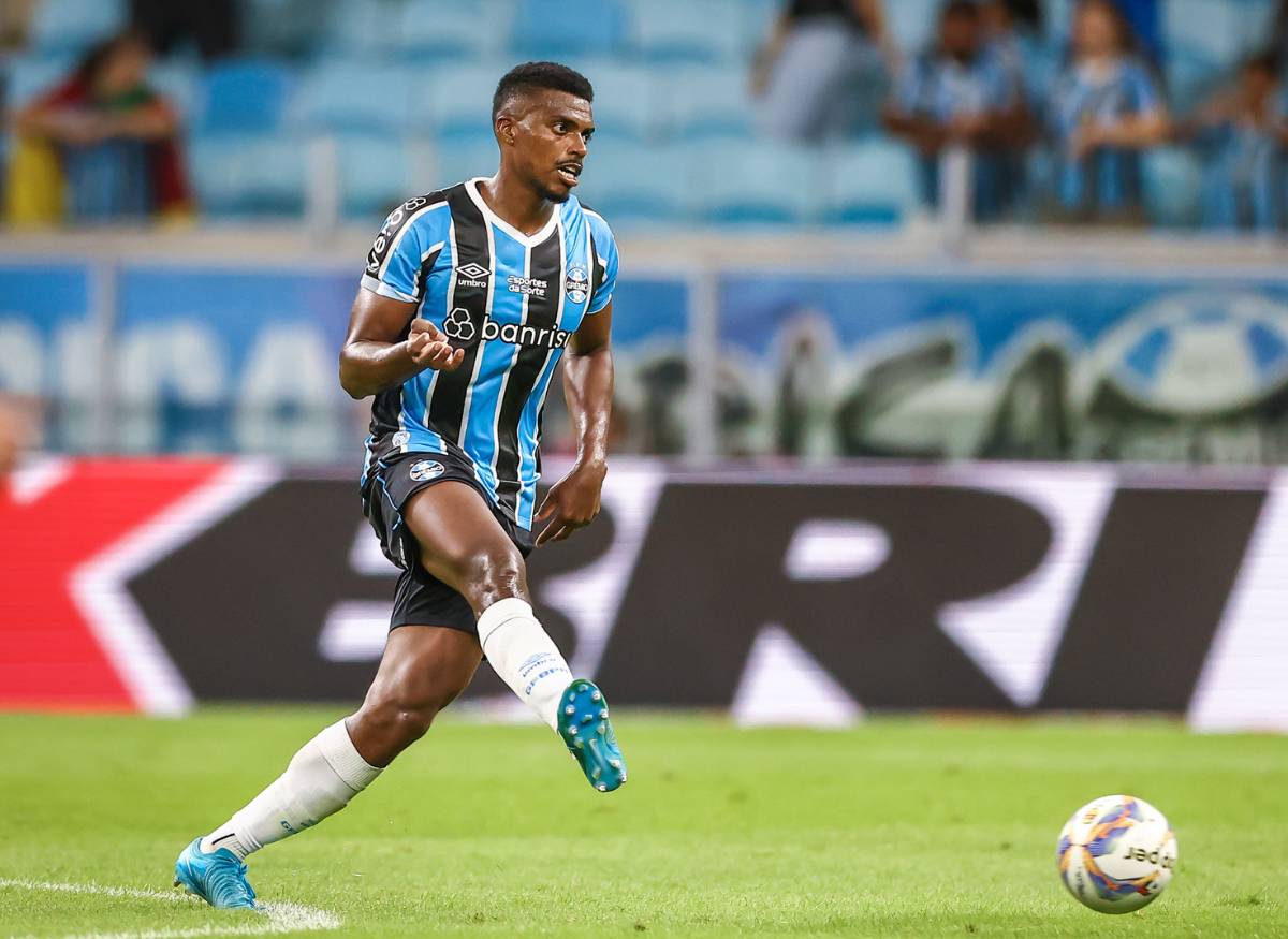 Zagueiro Jemerson pelo Grêmio