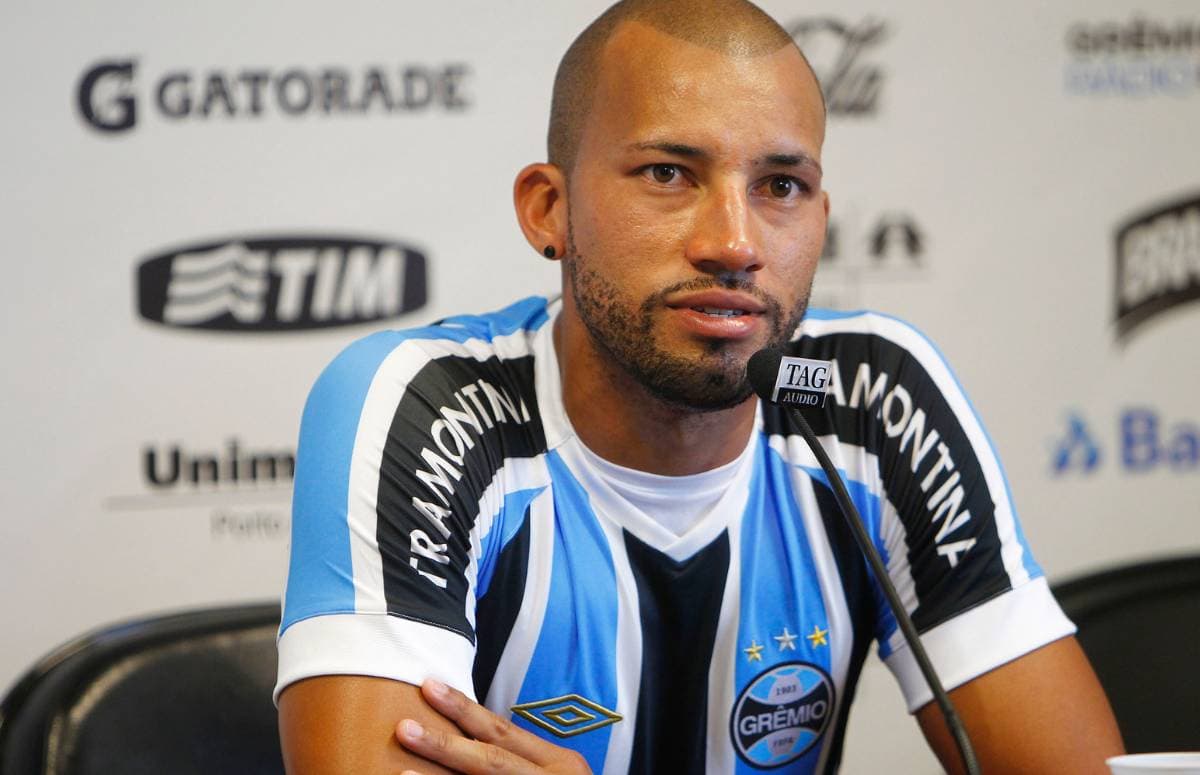 Zagueiro Kadu pelo Grêmio