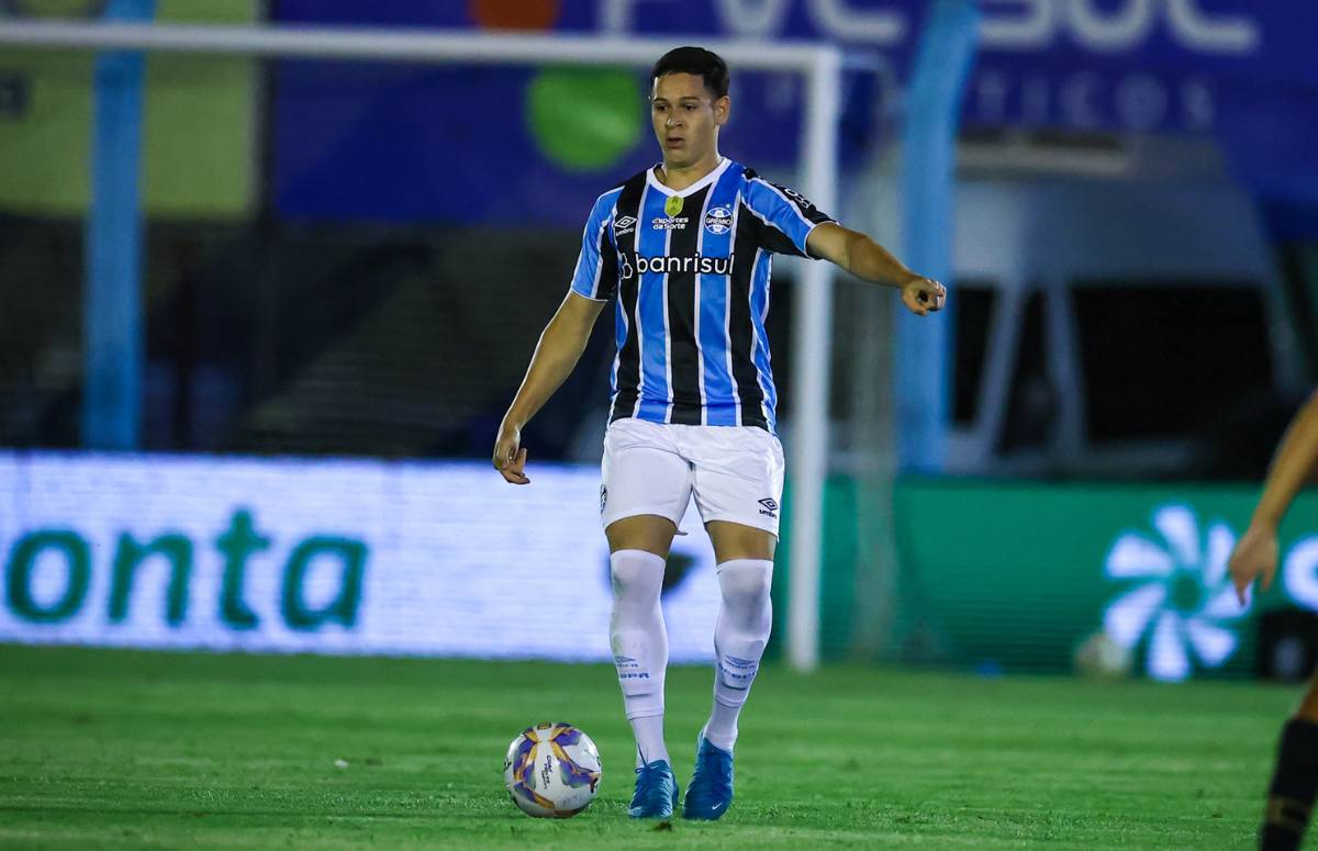 Zagueiro Natã Felipe pelo Grêmio